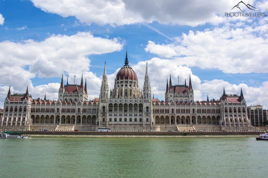 Das Parlamentsgebäude in seiner vollen Pracht von der Donau aus fotografiert 