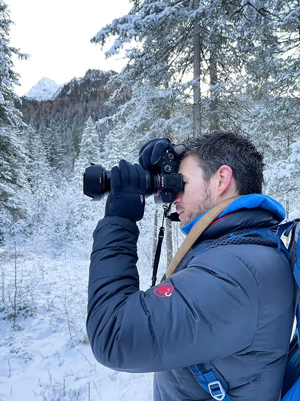 Ich mit der Sony Alpha 7 III und dem Sony 24-105 Millimeter Objektiv im Bergwald im Winter