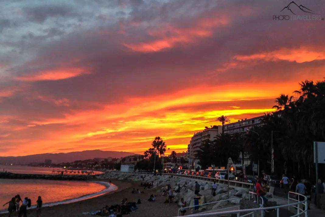 Ein Sonnenuntergang am Stadtstrand von Cannes