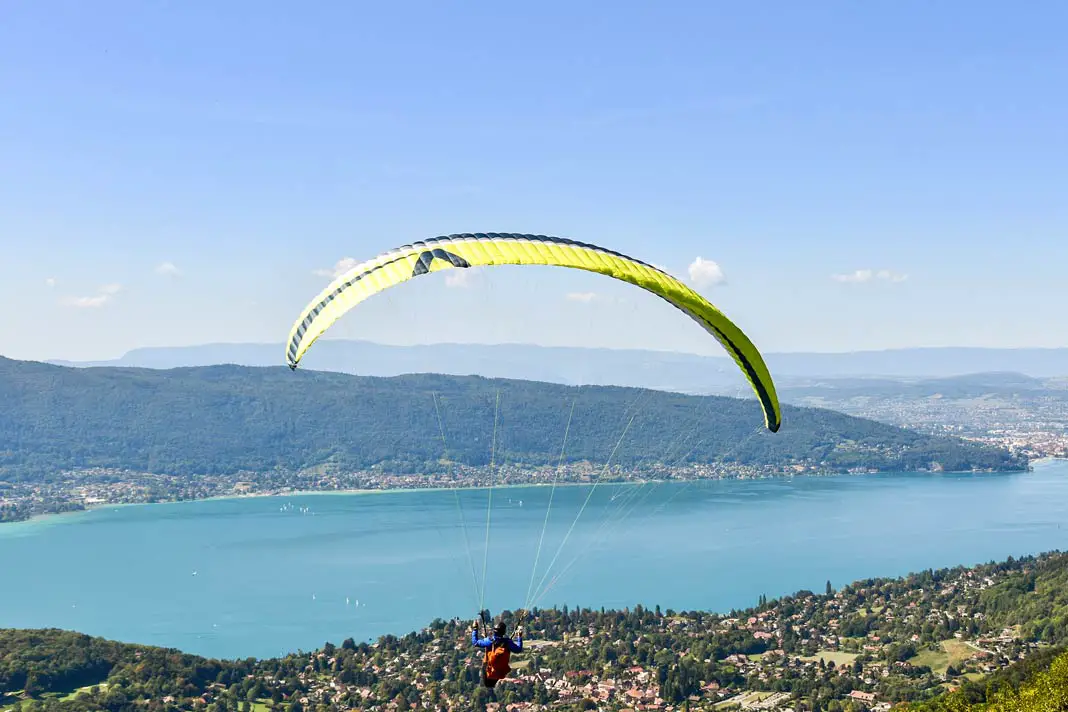Am Lac d'Annecy kannst du Paraglider beobachten