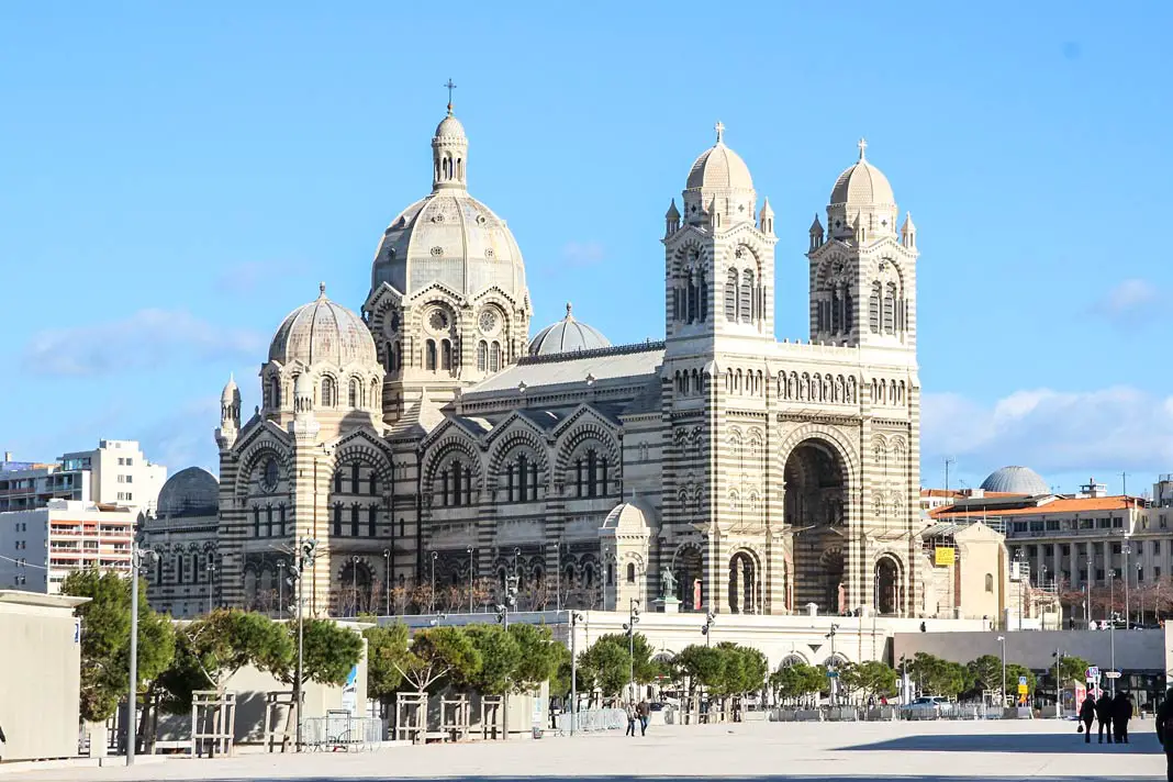 Die Basilika Notre-Dame de la Garde thront hoch über dem Ortskern Marseilles