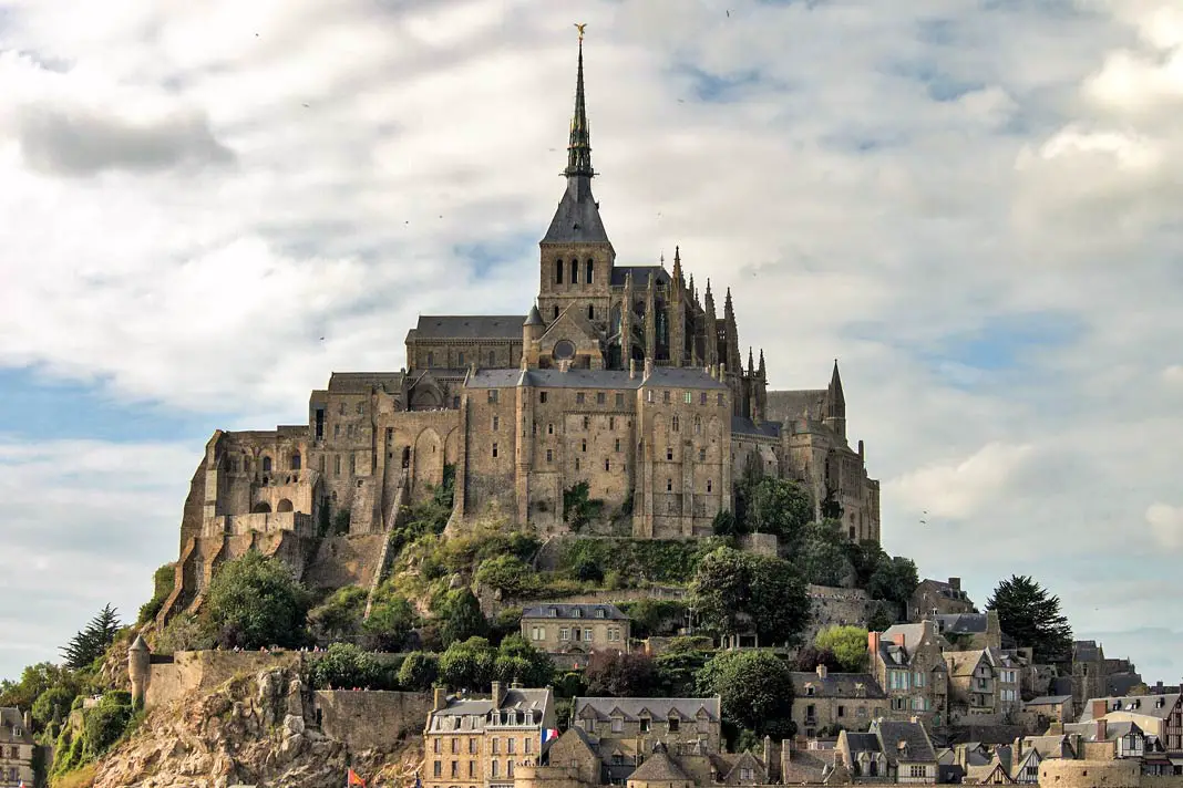 Auf dem höchsten Punkt der Insel thront die majestätische Abtei Mont-Saint-Michel.