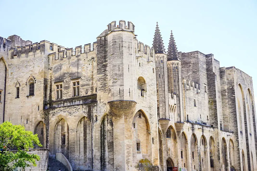Der mächtige Papstpalast von Avignon