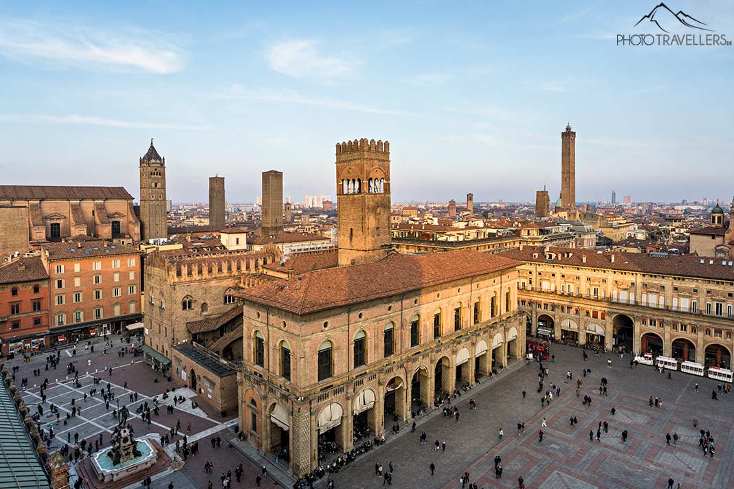 Blick von oben über den Marktplatz von Bologna