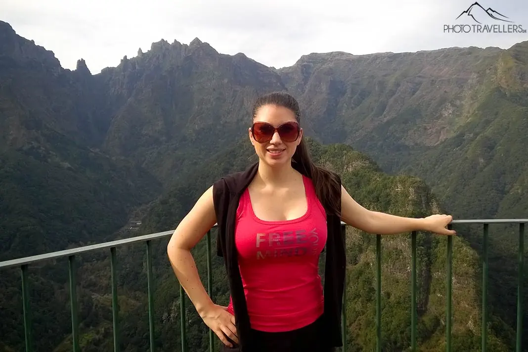 Reisebloggerin Biggi Bauer am Aussichtspunkt Balcões auf Madeira
