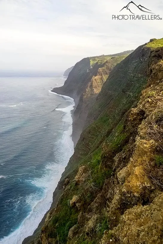 Der Blick vom Aussichtspunkt Miradouro do Farol da Ponta do Pargo auf die Steilküste von Madeira