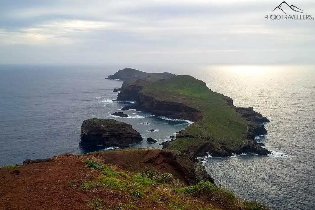 Der Blick vom Miradouro Ponta do Furado auf eine Insel und das Meer