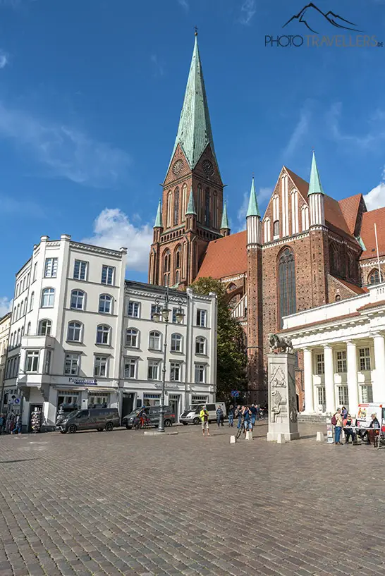 Blick auf den Schweriner Dom vom Markt aus