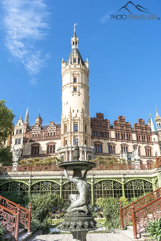 Die Orangerie mit dem Schloss Schwerin