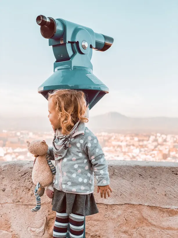 Kind vor Fernglas auf der Burg von Alicante