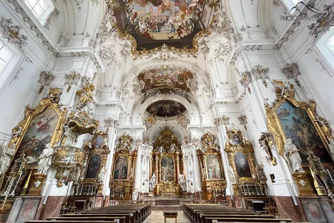 Das imposante Innere der Kirche Marienmünster Mariä Himmelfahrt in Dießen am Ammersee