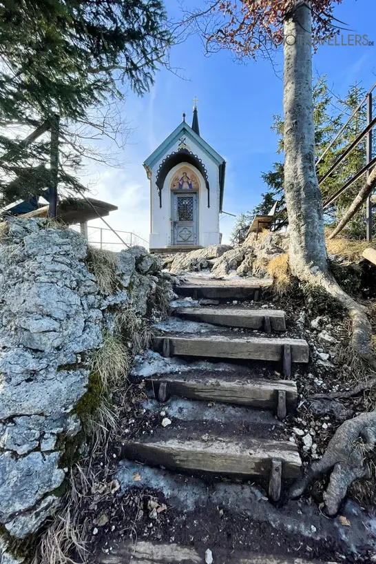 Die Stufen hinauf zur Riedersteinkapelle
