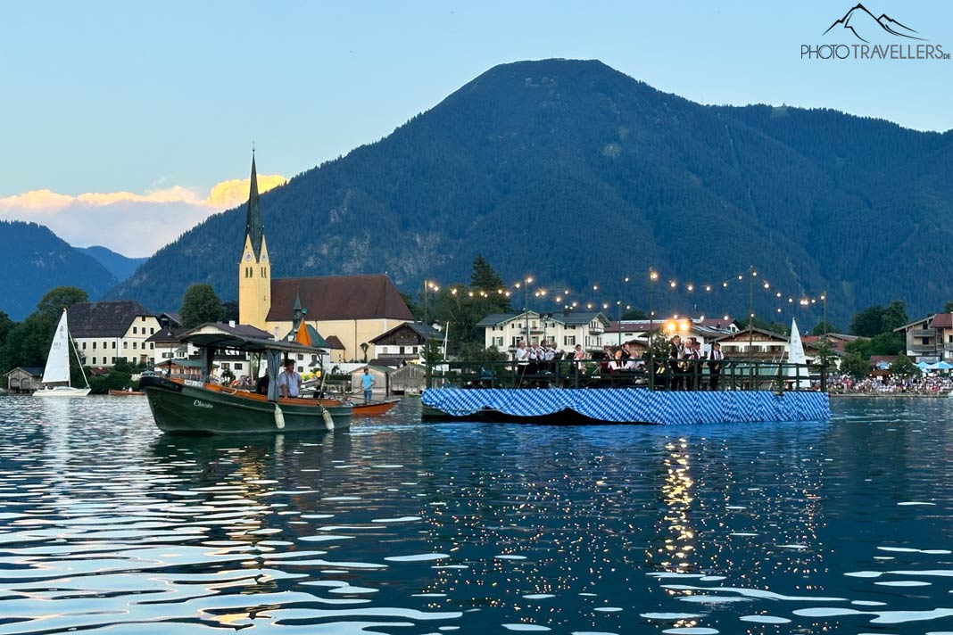 Die Blaskapelle auf einem Floß beim Seefest in Rottach-Eggern am Tegernsee