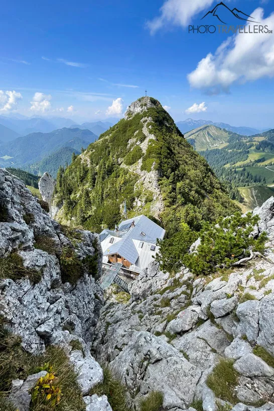 Der Blick vom Buchstein auf die Tegernseer Hütte mit dem Roßstein