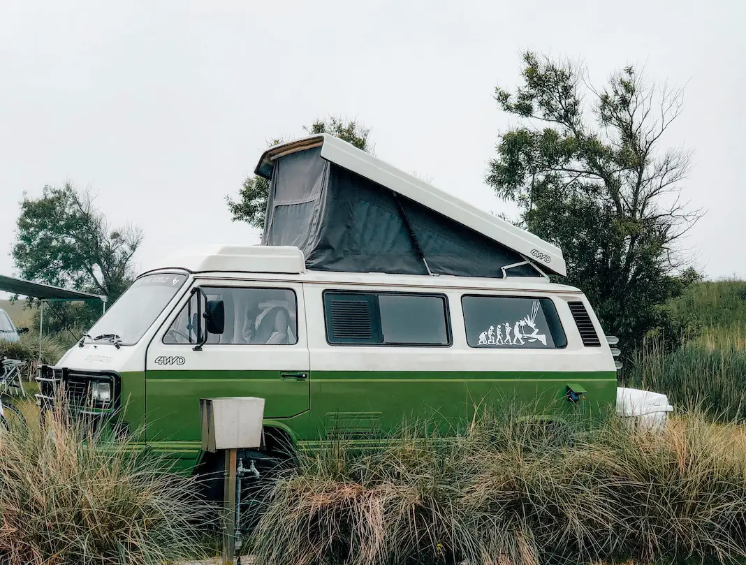 Van auf einem Campingplatz auf Fehmarn