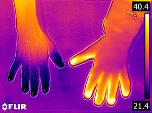 Aufnahme einer Wärmebildkamera mit beheizten Handschuhen