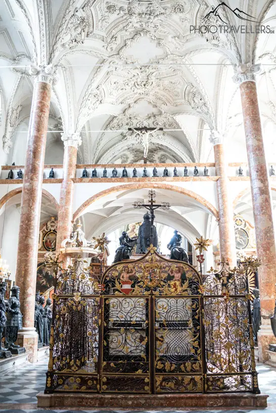 Es steht in der Mitte der Hofkirche: das Grabmal Kaiser Maximilians I.