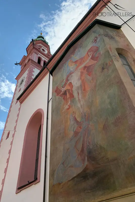 An der Fassade der Spitalskirche befindet sich ein riesiges Gemälde