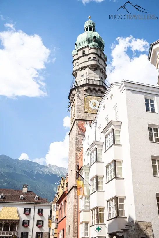 Der Innsbrucker Stadtturm ist ein Wahrzeichen der Stadt