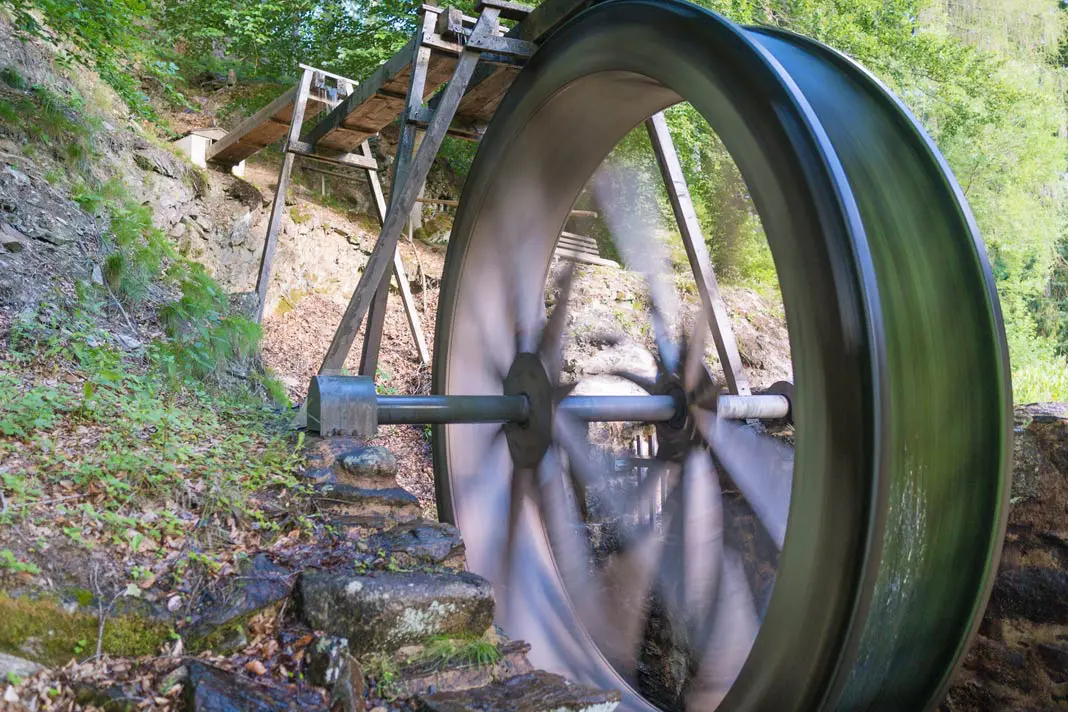 Das Wasserrad an der Glasschleif im Naturpark Steinwald