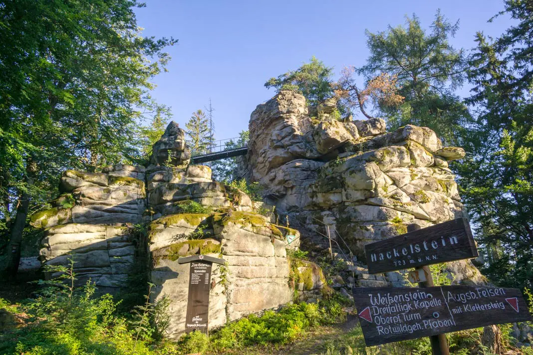 Die Felsengruppe Hackelstein im Naturpark Steinwald