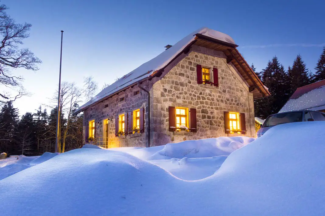 Das schöne Waldhaus im Winter