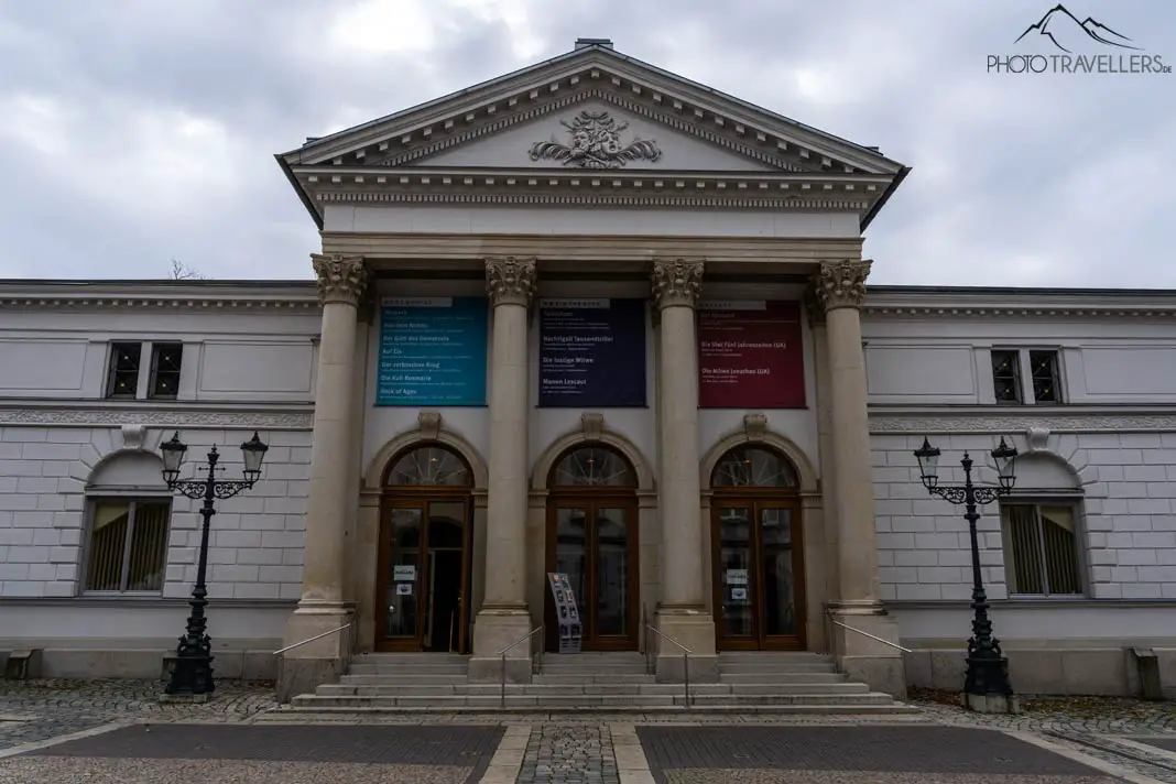 Das Vogtland-Theater mit seinem Säulenbau am Eingang