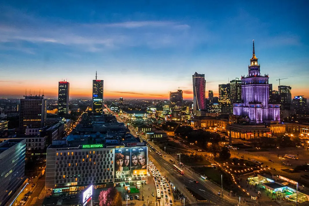 Die Skyline Warschaus bei Nacht 