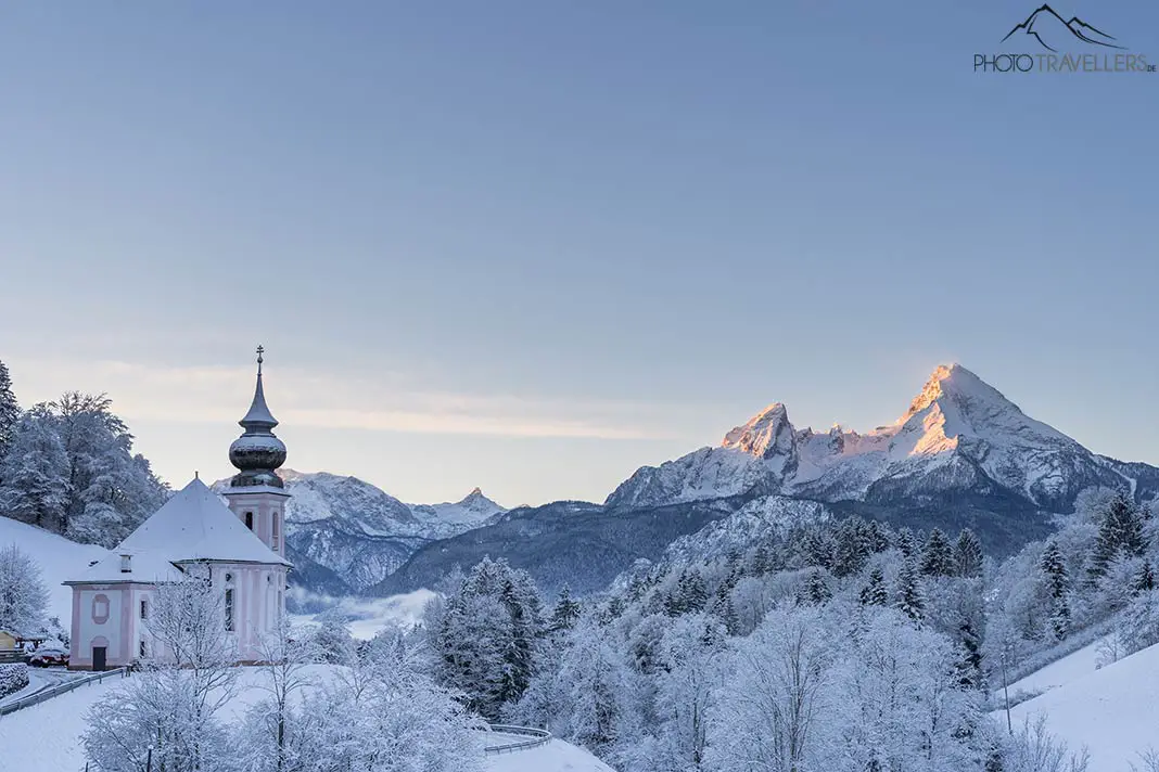 Die Kirche Maria Gern in Berchtesgaden mit dem riesigen Watzmann im Hintergrund