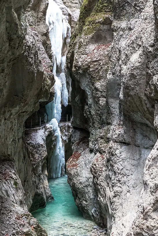 Gefrorener Wasserfall in der Partnachklamm im Winter