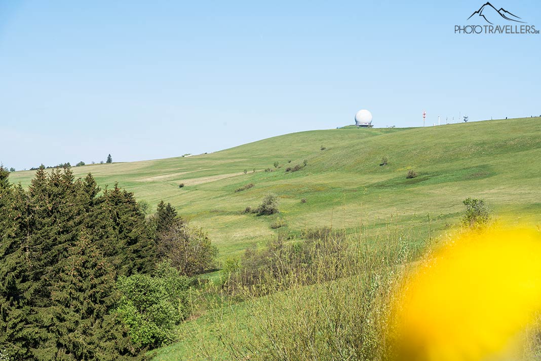 Der Blick auf die alte Radarstation auf der Wasserkuppe