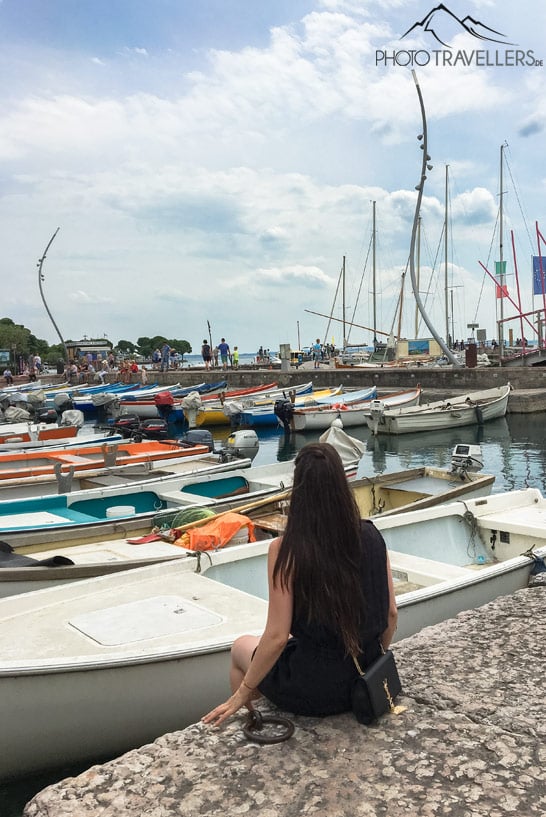 Reisebloggerin Biggi Bauer im Hafen von Bardolino am Gardasee