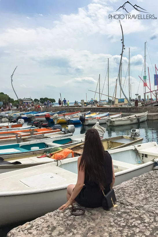 Reisebloggerin Biggi Bauer im Hafen von Bardolino am Gardasee