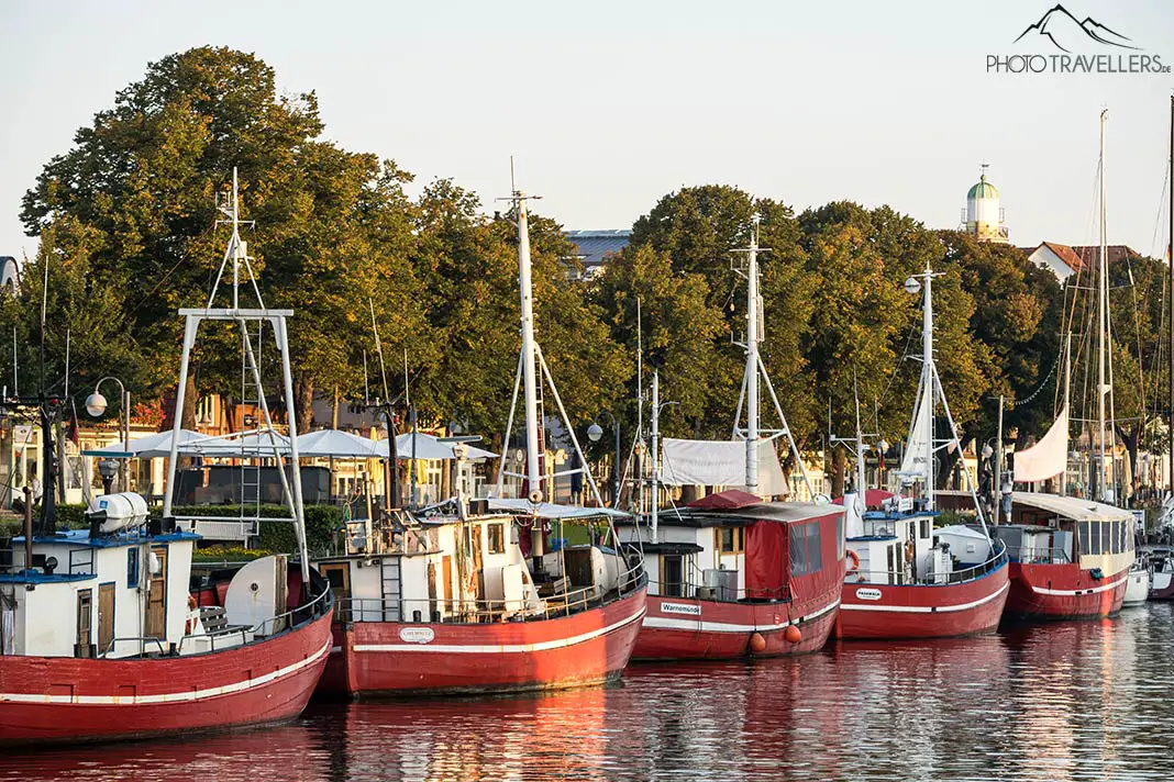 Fischerboote auf dem Alten Strom in Warnemünde