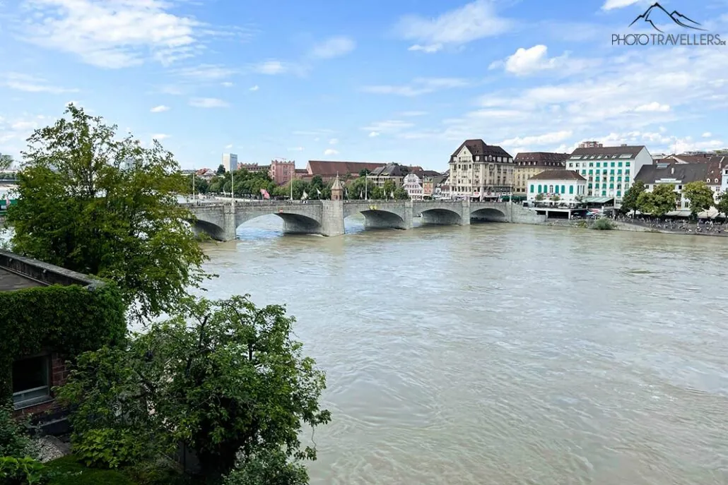 Der Blück über den Rhein auf die Mittlere Brücke in Basel