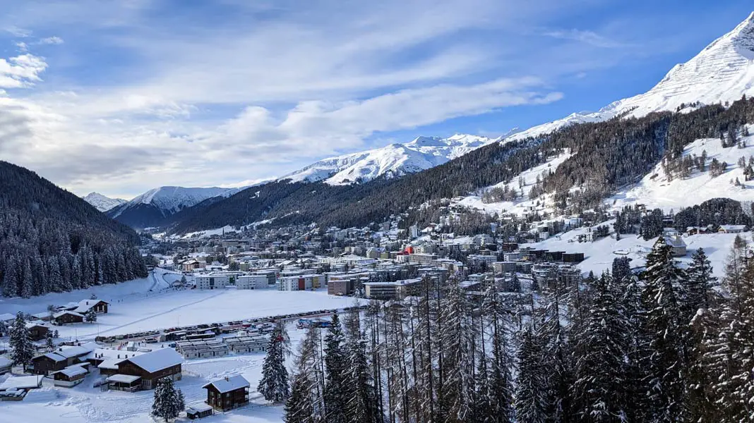 Blick über Davos im Winter