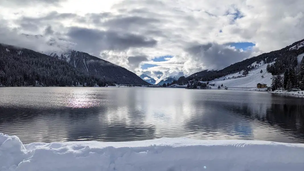 Der Davosersee im Winter
