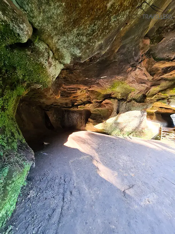 Riesige Höhlen und bizarre Felsen - das ist die Schwarzachklamm in Franken