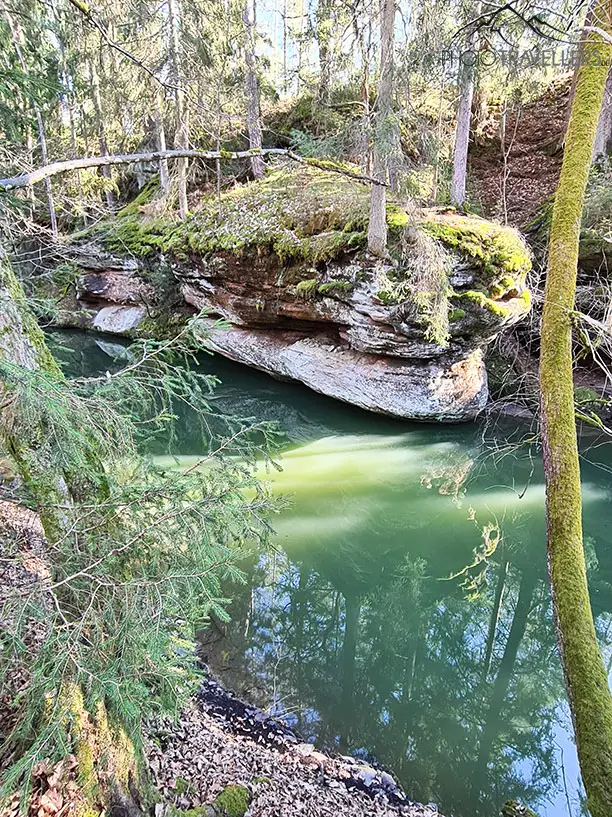 Smaragdgrünes Wasser der Schwarzach mit bizarren Felsen in der Schwarzachklamm