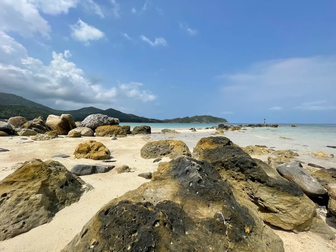 Strand mit großen Steinen