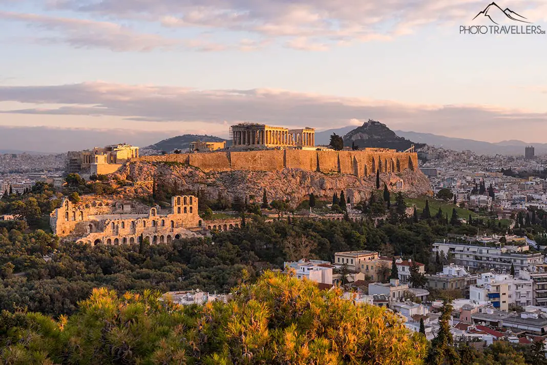 Der Blick vom Areopag auf die Akropolis in Athen am Morgen