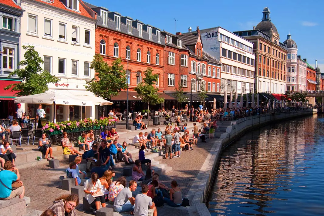 Menschen am Aarhus-Kanal