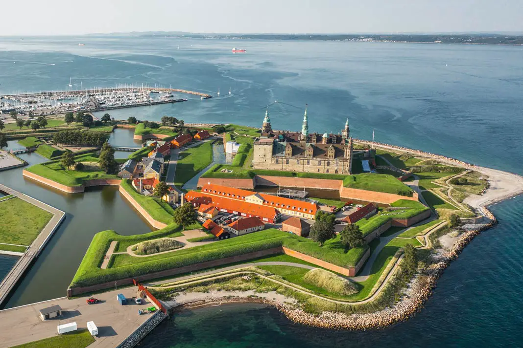 Blick aus der Luft auf Schloss Kronborg