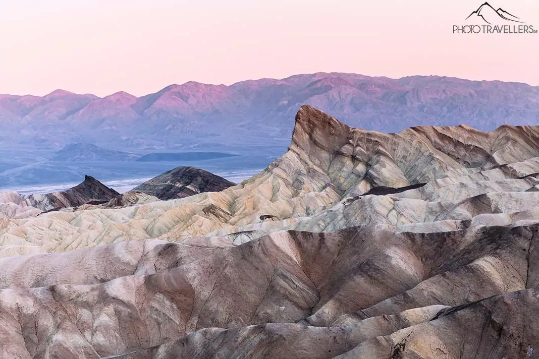 Sonnenaufgang am Zabriskie Point im Death Valley