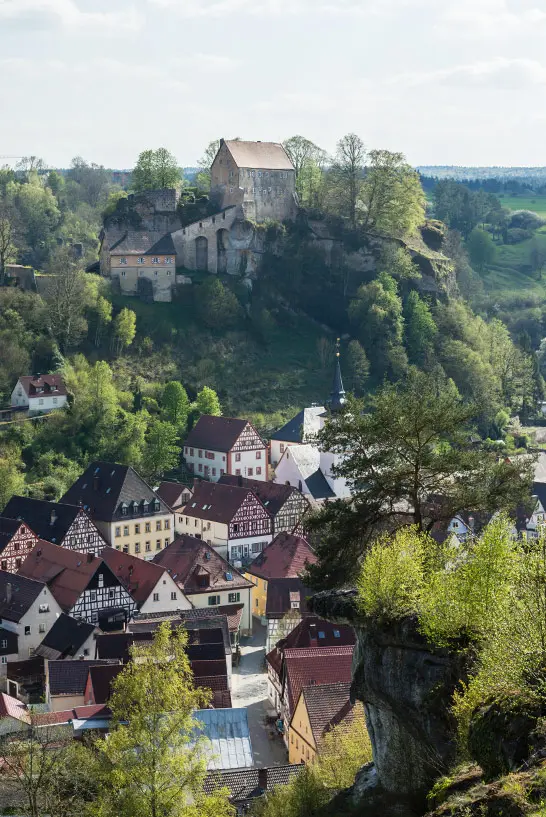 Die Burg Pottenstein thront majestätisch auf ihrem Felsen