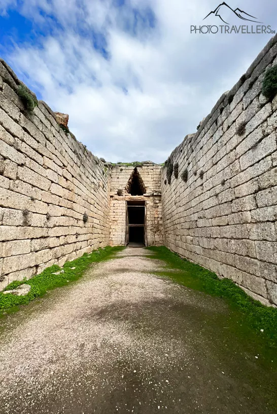 Der Eingang in eines der Gräber in der antiken Stadt Mykene