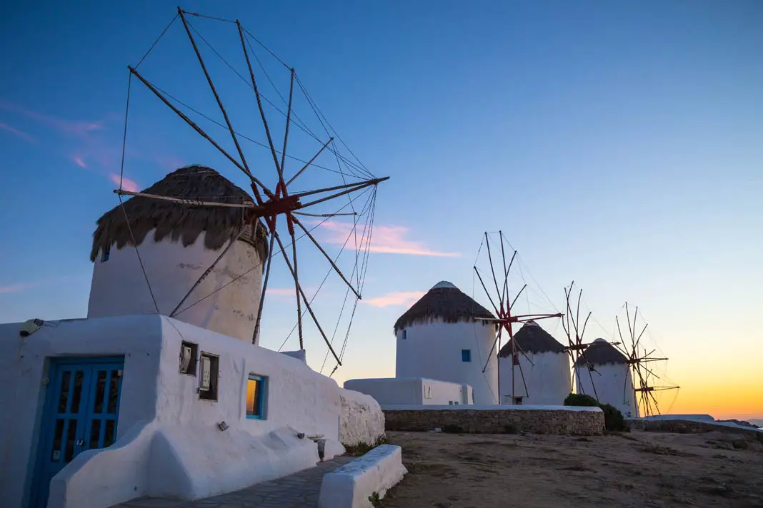 Die bekannten Windmühlen auf Mykonos im Abendlicht