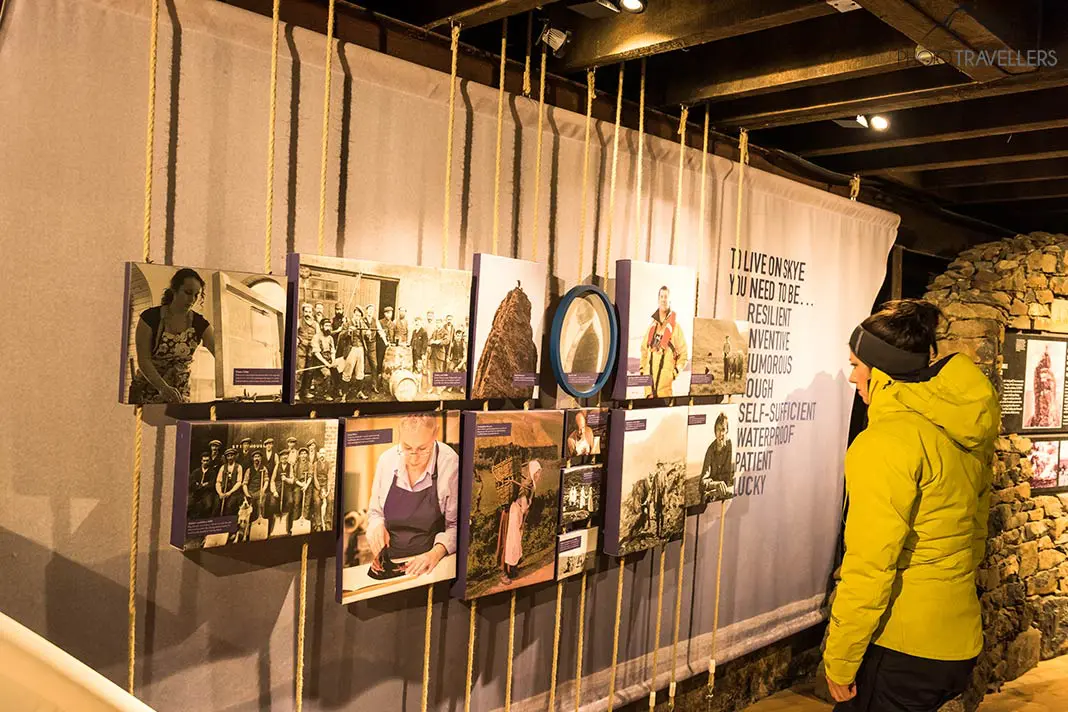 Reisejournalistin Biggi Bauer schlendert durch die Ausstellung in der Talisker Distillery