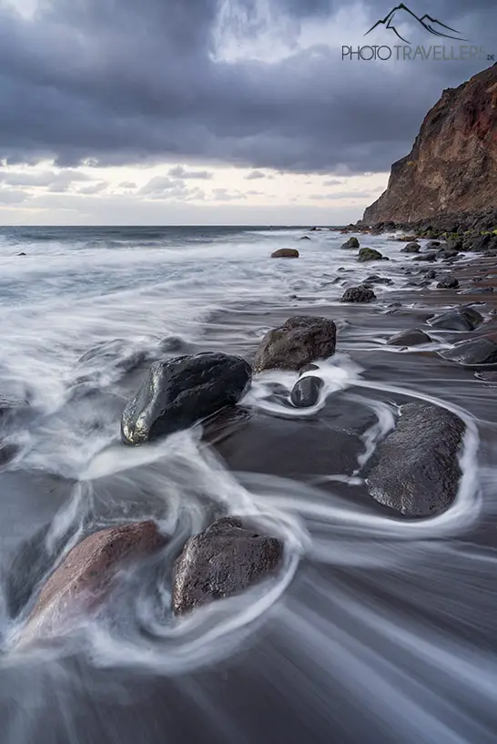 Felsen im Wasser der Playa del Ingles