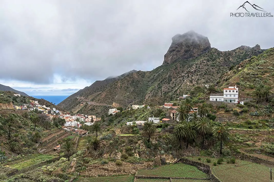 Blick auf den Roque Cano und auf das Dorf Vallehermoso